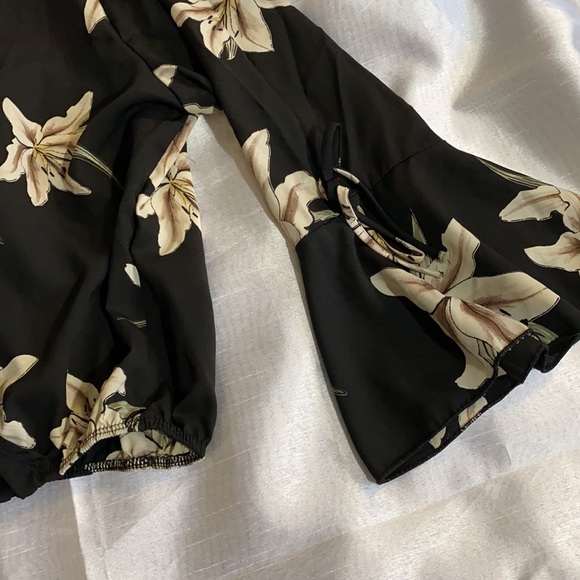 Black floral top - Picture 5 of 6